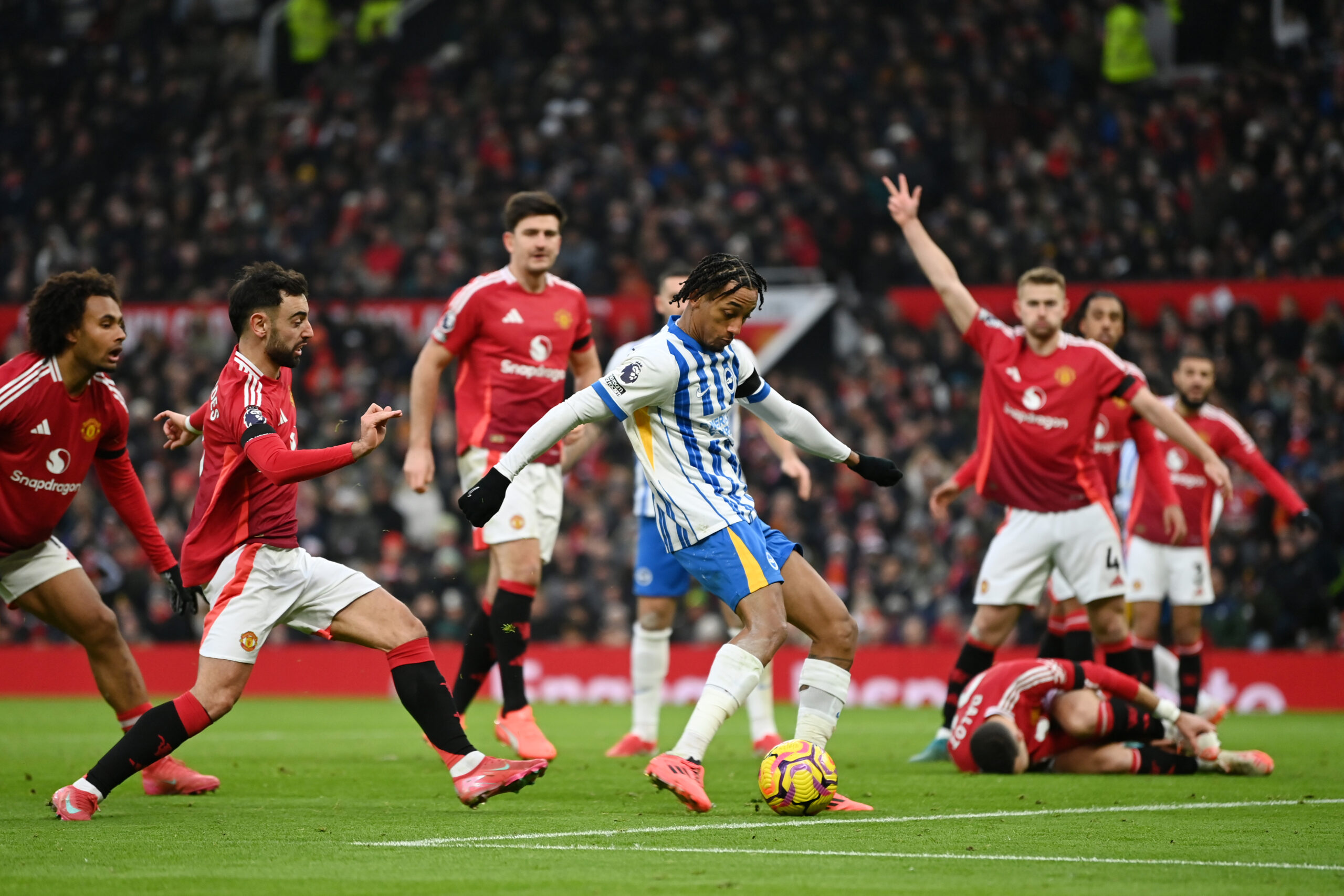 Minteh, Mitoma, Rutteh Score As Brighton Edge Man United